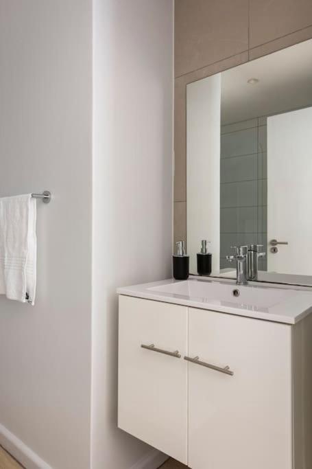 Chic, Central, Family & Group Stay - Stylish 2 Ensuite Bedroom Apartment With Spacious Balcony Кейптаун Екстериор снимка